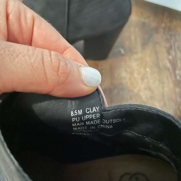 Daisy Fuentes black ankle bootie - Picture 2 of 2